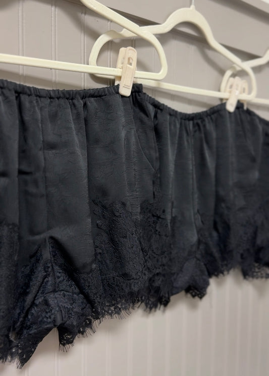 Elle Short- Black